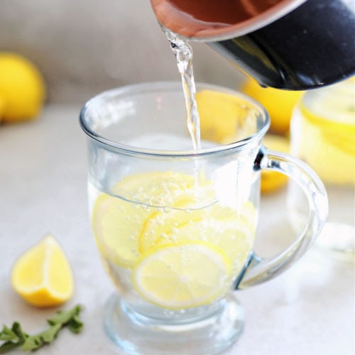 чаша вода с лимон