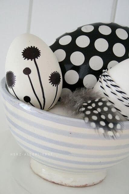черно и бяло украса на яйца на Великден