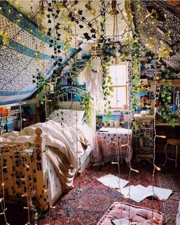 спалня с висящи цветя