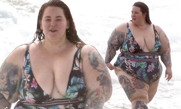 дебела жена на плажа