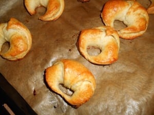 изпечени чеснови кифлички