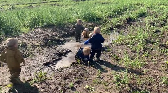 деца играят в калта