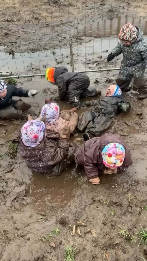 деца играят в калта