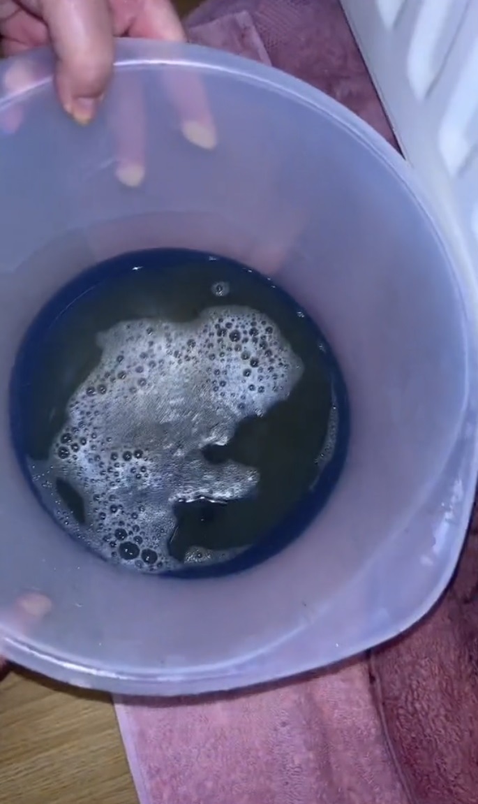 мръсна вода в легена