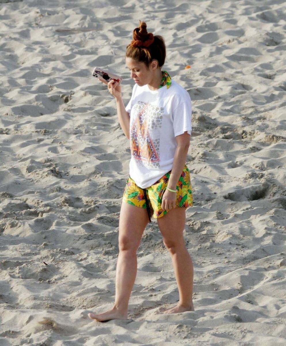  Шакира по къси панталони 