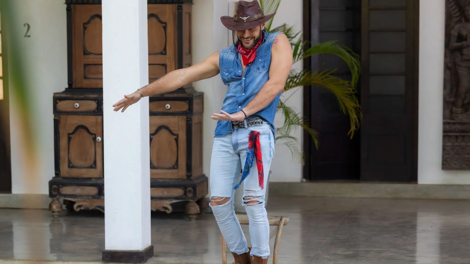 Крис Ергенът стриптийз