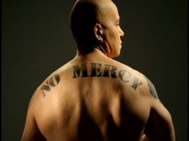 Слави Трифонов се снима гол, целият му гръб е татуиран - За Жената