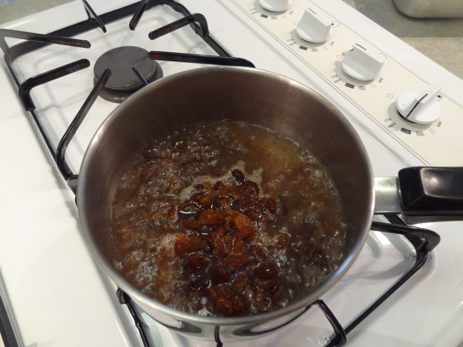 raisins in water