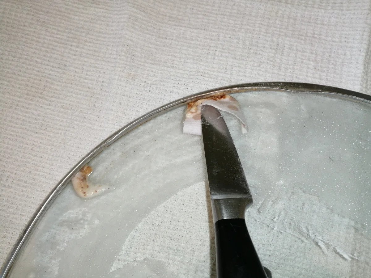 Как отмыть стеклянные крышки от жира. Отмываем крышку от сковороды. Грязная крышка сковородки. Вычистить из ободка на стеклянной крышке кастрюли. Очистить ободок крышки от сковороды.