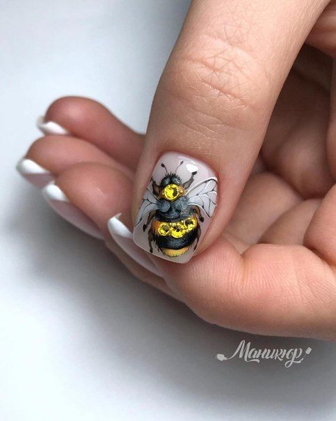 къс пролетен маникюр пчела