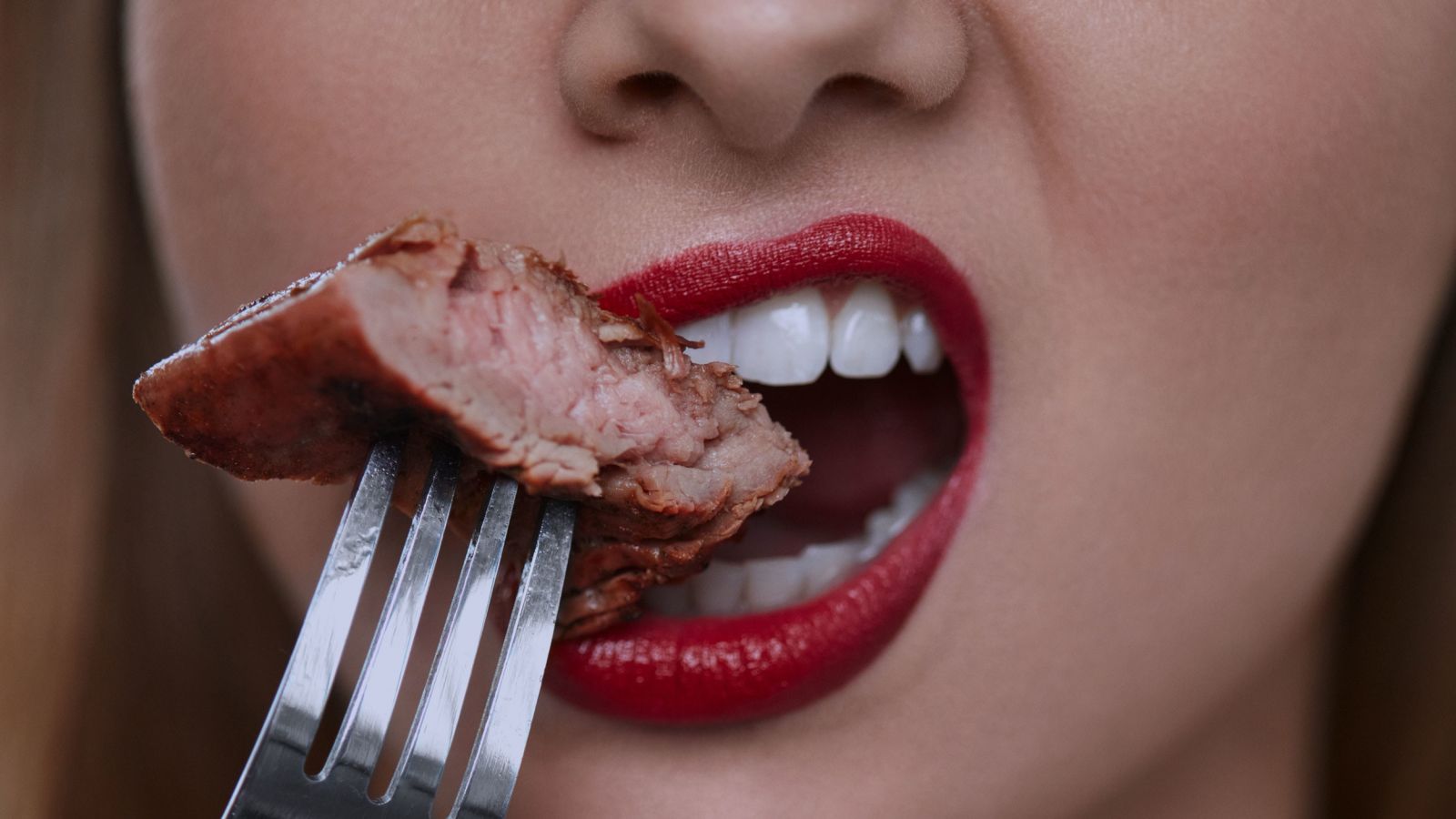 жена яде месо