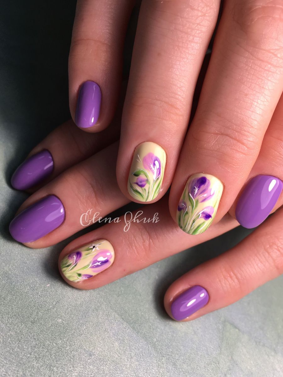 лилав маникюр с цветя