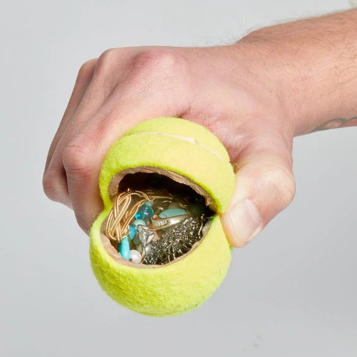 скривалище в топка за тенис
