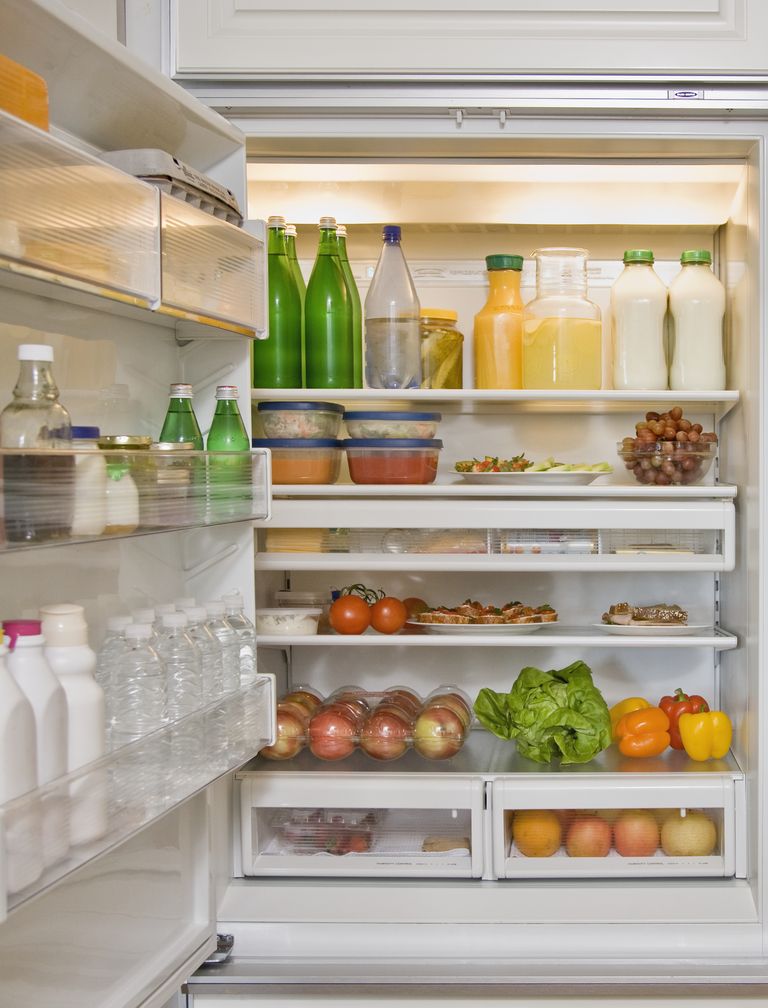 хладилник с продукти
