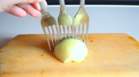 рязане на лук с вилици