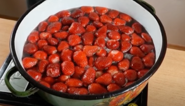 ягоди във вода