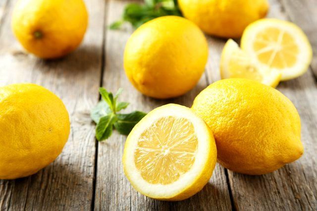 нарязан лимон