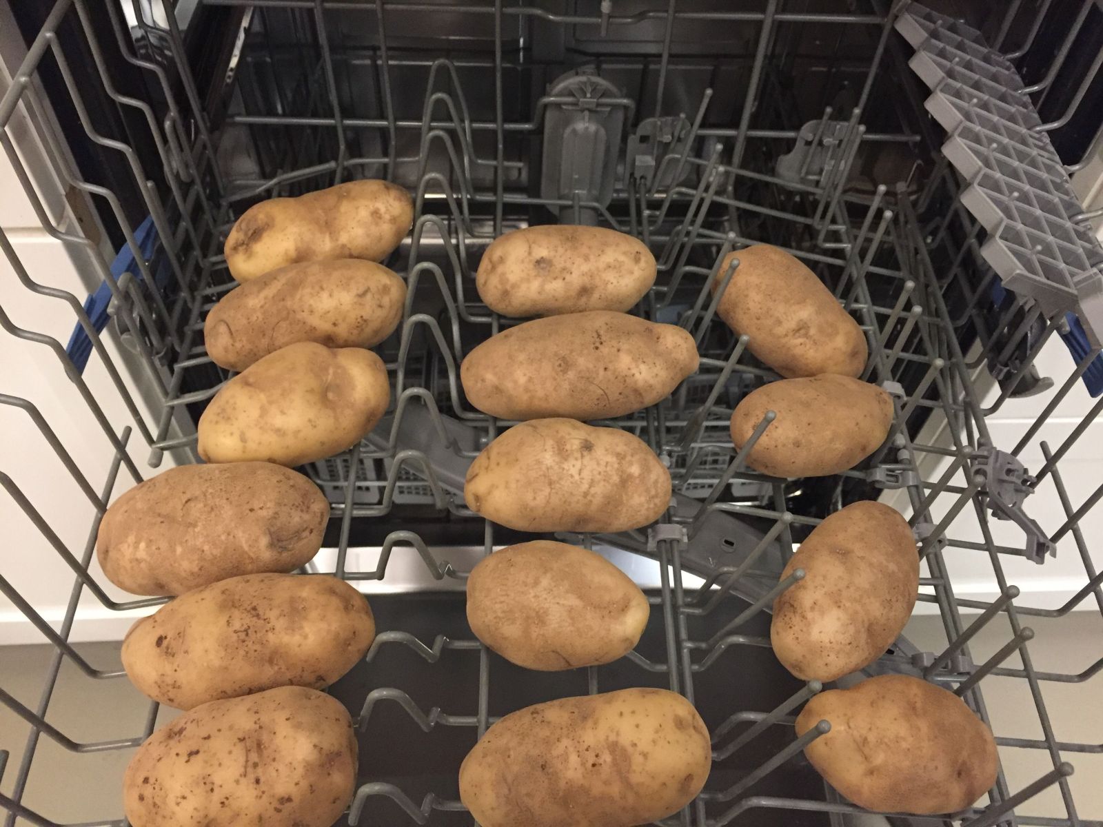 поставяне картофи в съдомиялна