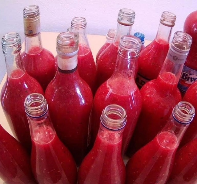 бутилки домати