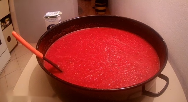 тенджера с доматен сос