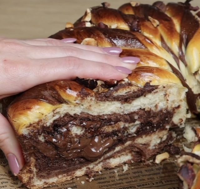 парче погача с шоколад