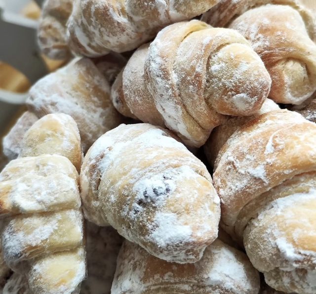 кифлички с пудра захар