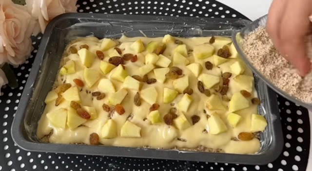  сладкиш с ябълки и стафиди 