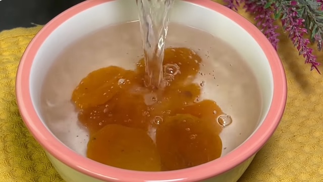 сушени кайсии във вода
