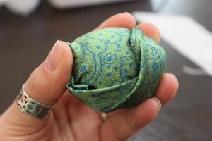 Боядисване на яйца с копринени тъкани