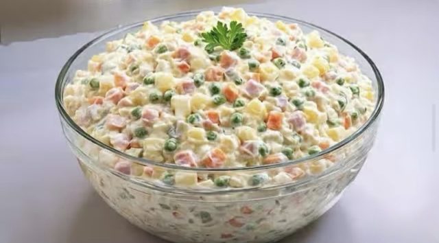 руска салата в купа