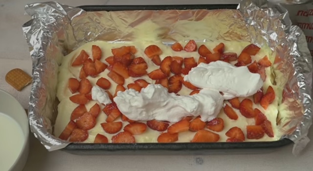 бисквитена торта с крем и ягоди