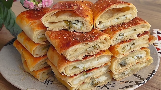нарязан бюрек с извара
