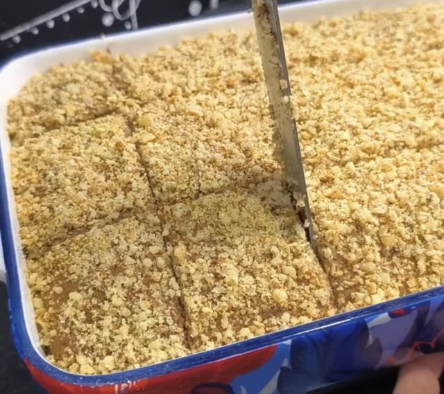 орехов сладкиш в сироп