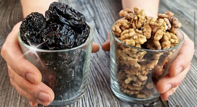 чаша сливи и орехи