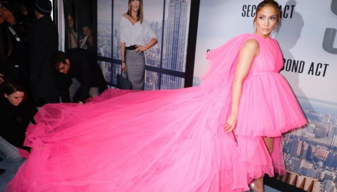 Дженифър Лопес розова рокля