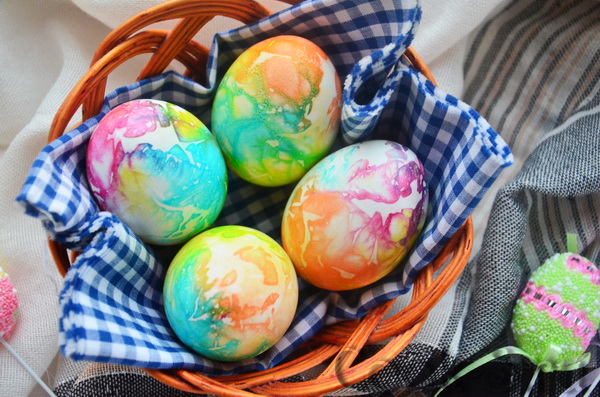 яйца, боядисани със салфетки