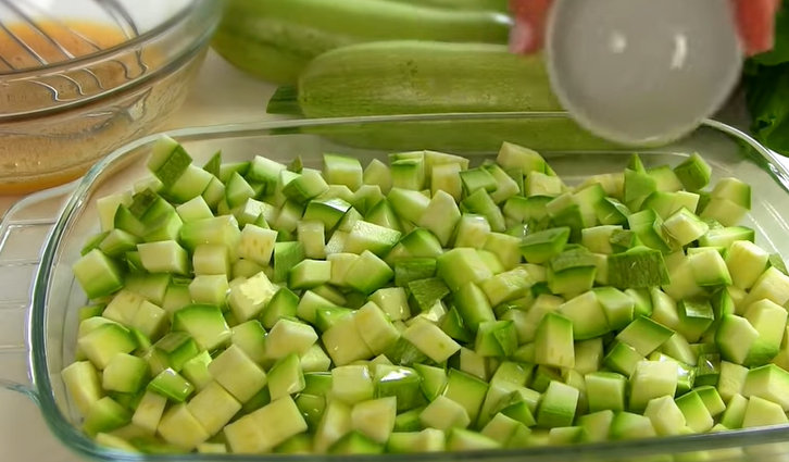  тиквички нарязани 