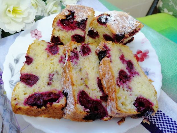кекс с компот от вишни