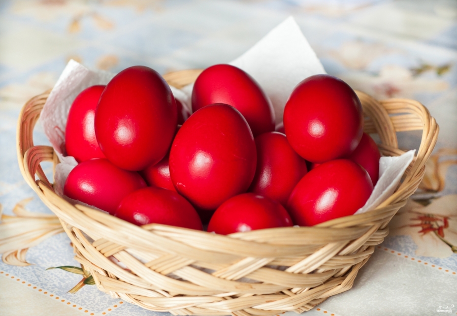 кошница червени яйца