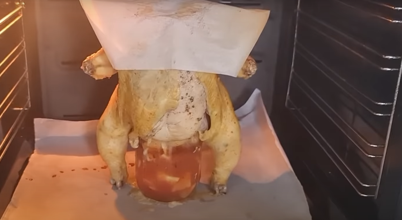 печено пиле върху буркан