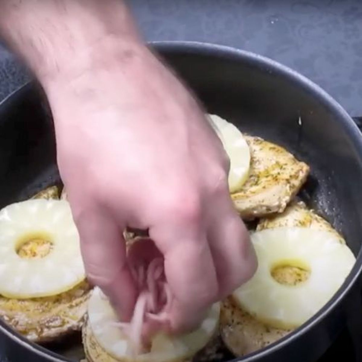 пиле с ананас и моцарела