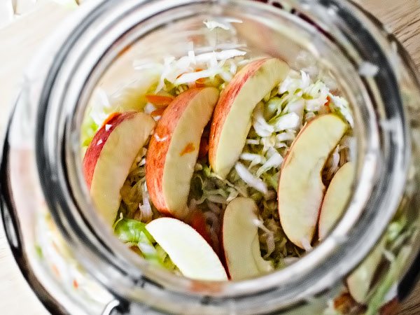  кисело зеле с ябълки 