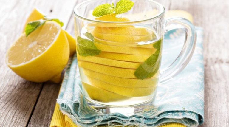 топла вода с лимон