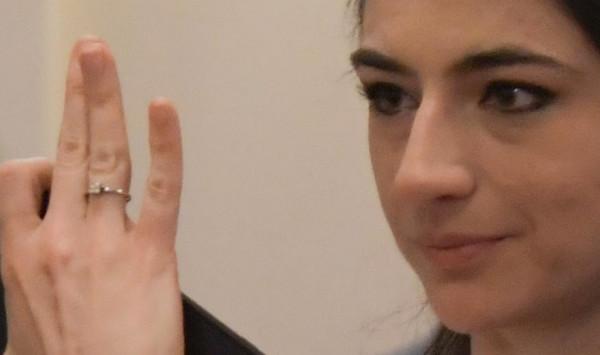 Лена Бориславова годежен пръстен