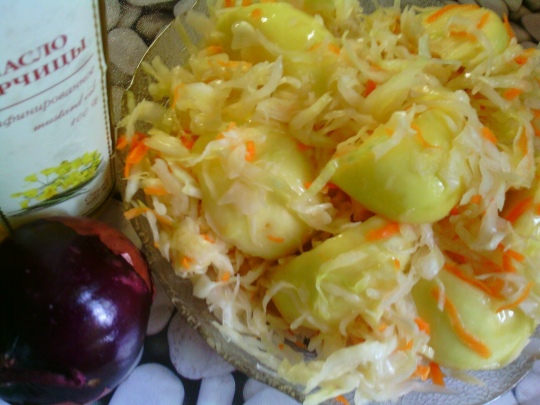 кисело зеле с ябълки