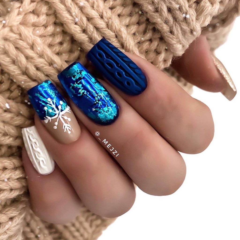 плетени нокти в синьо