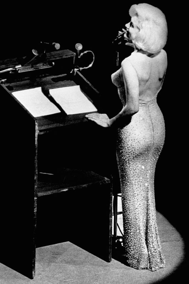 Мерилин Монро рокля гол гръб