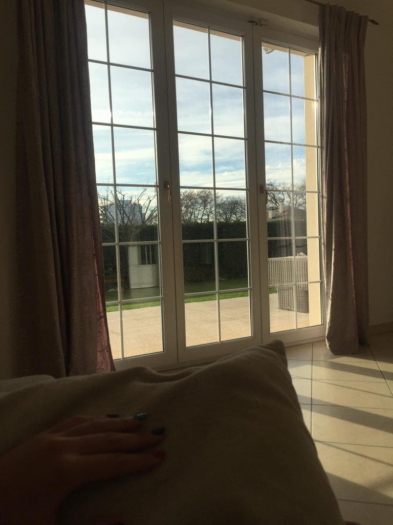 спалня с френски прозорци