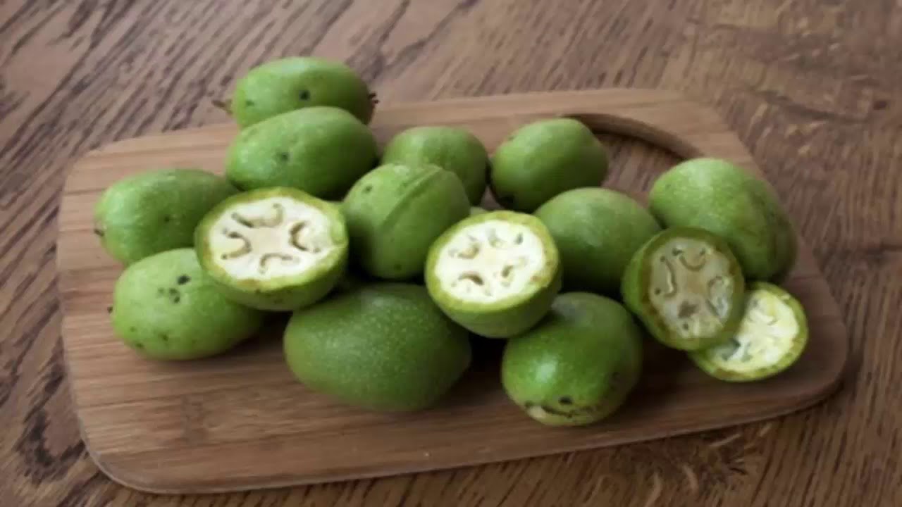 нарязани зелени орехи