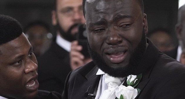 Този младоженец не спря да лее сълзи докато красивата му невеста вървеше към олтара